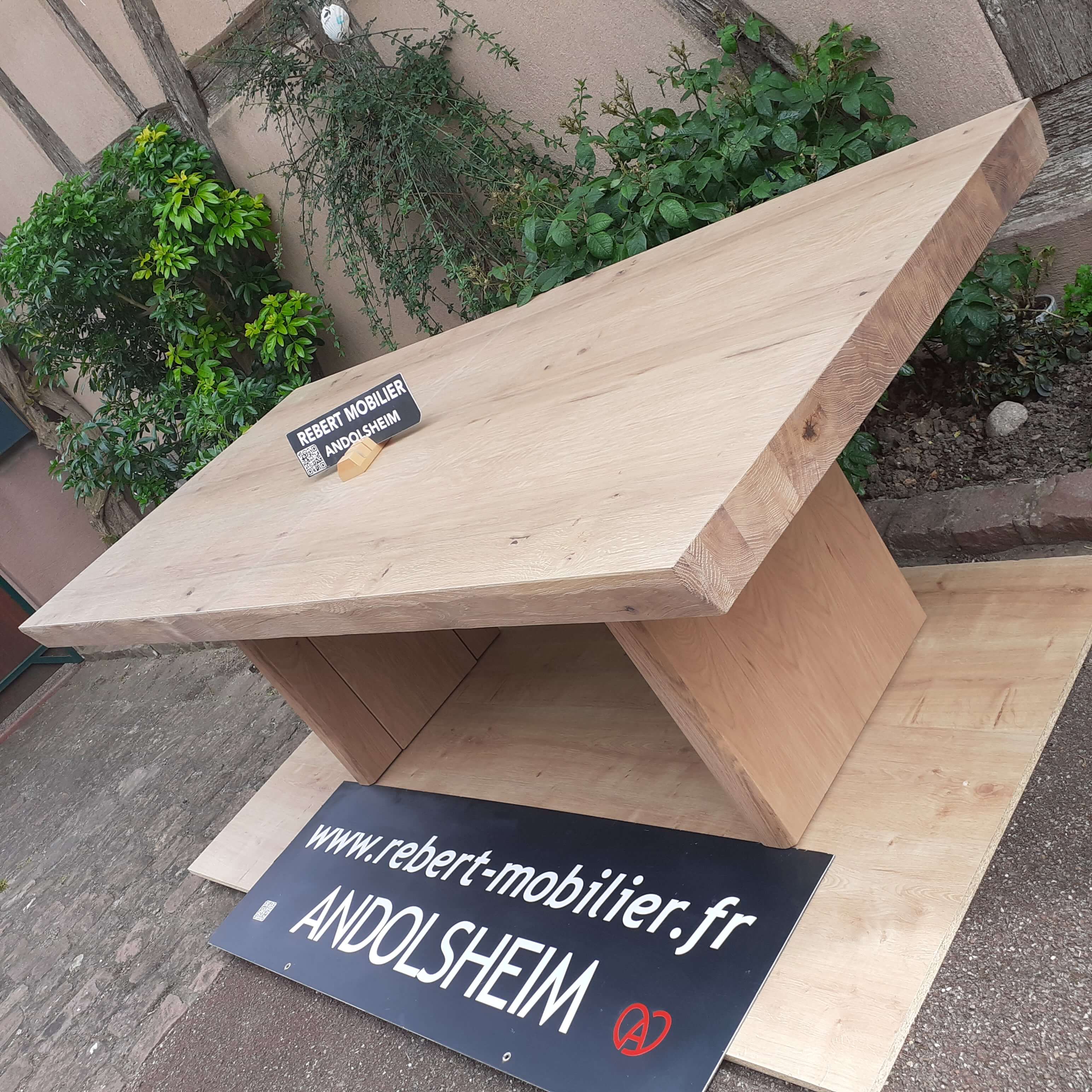 La table Planche-Oxygène incarne une fusion harmonieuse entre l’élégance du chêne massif et l’esthétique raffinée Elle apporte une touche contemporaine à votre espace de vie, cette table arbore un plateau en chêne massif de 8cm d’épaisseur, mesurant 200 cm de long pour 110 cm de large, extensible avec six allonges de 50 cm en bois rangées dans la table.